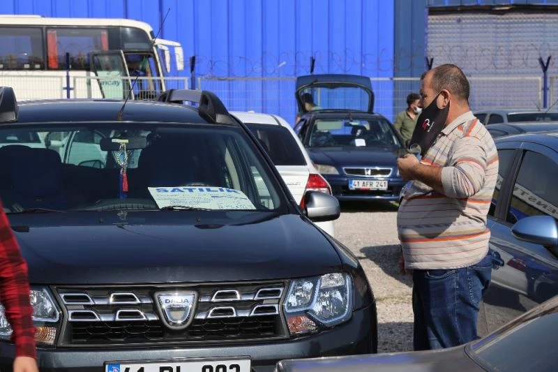 İkinci el araba fiyatlarındaki artışı fırsata çevirmek isteyen araç sahipleri oto pazarlarına akın etti
