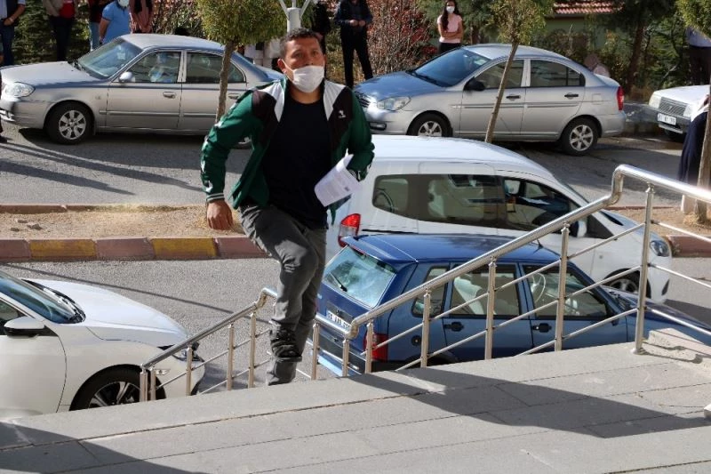 KPSS’ye geç kalan adaylar sınav binasına alınmadı
