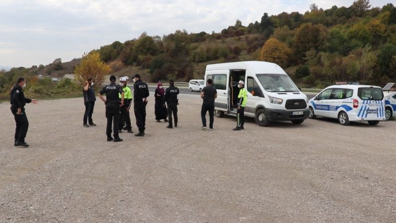 Karantina sürelerinin bitmesine 3 saat kala polis uygulamasında yakalandılar
