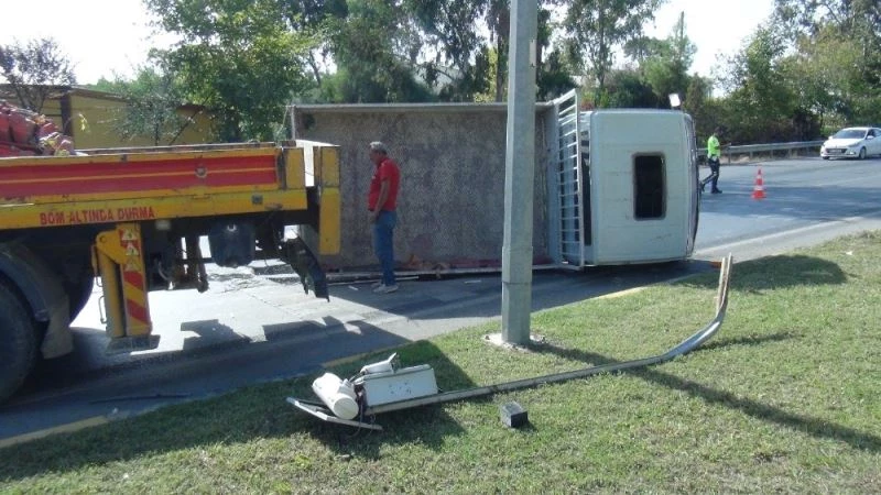 Yan yatan kamyonet EDS kamerasını devirdi
