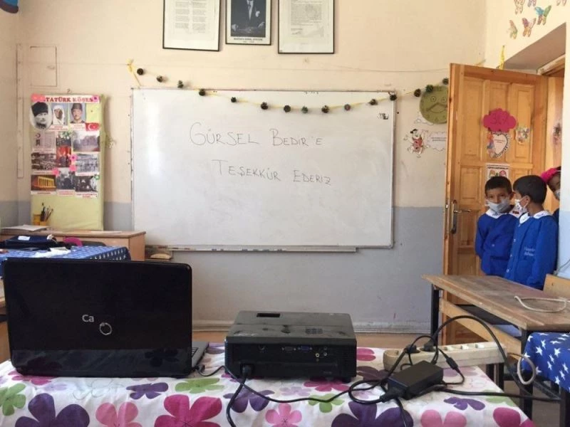 Minik yüreklerden İl Sağlık Müdürü Bedir’e teşekkür
