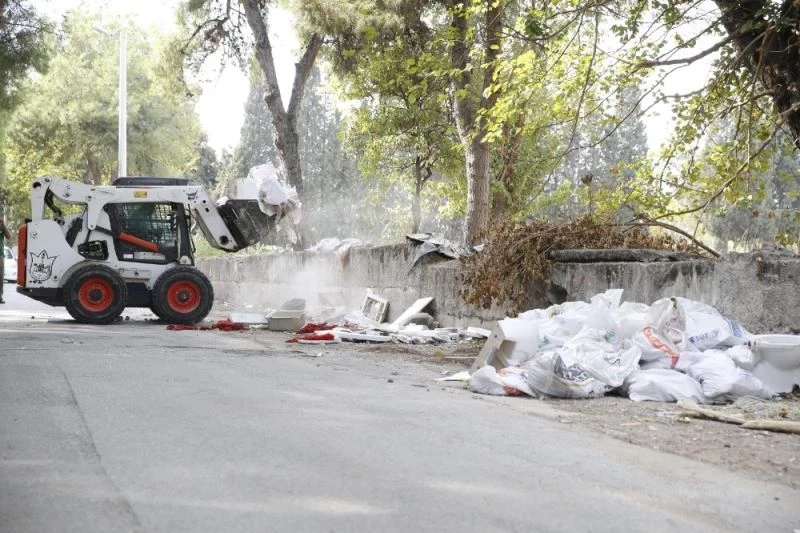 Konak’ta 7/24 molozla mücadele
