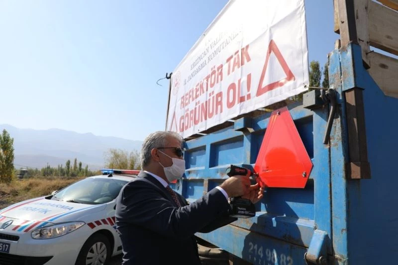 Vali Makas, traktör römorklarına reflektör monte etti
