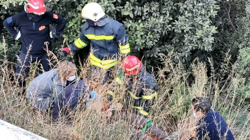 Türbeye elektrik kablosu çekerken ormanlık alana yuvarlandı
