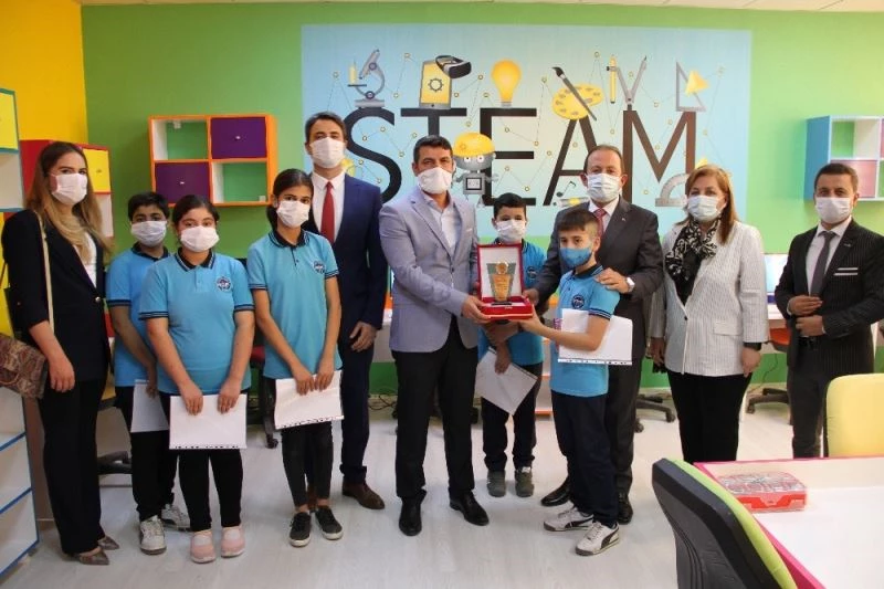 Vali Pehlivan robotik kodlama sınıfını açtı
