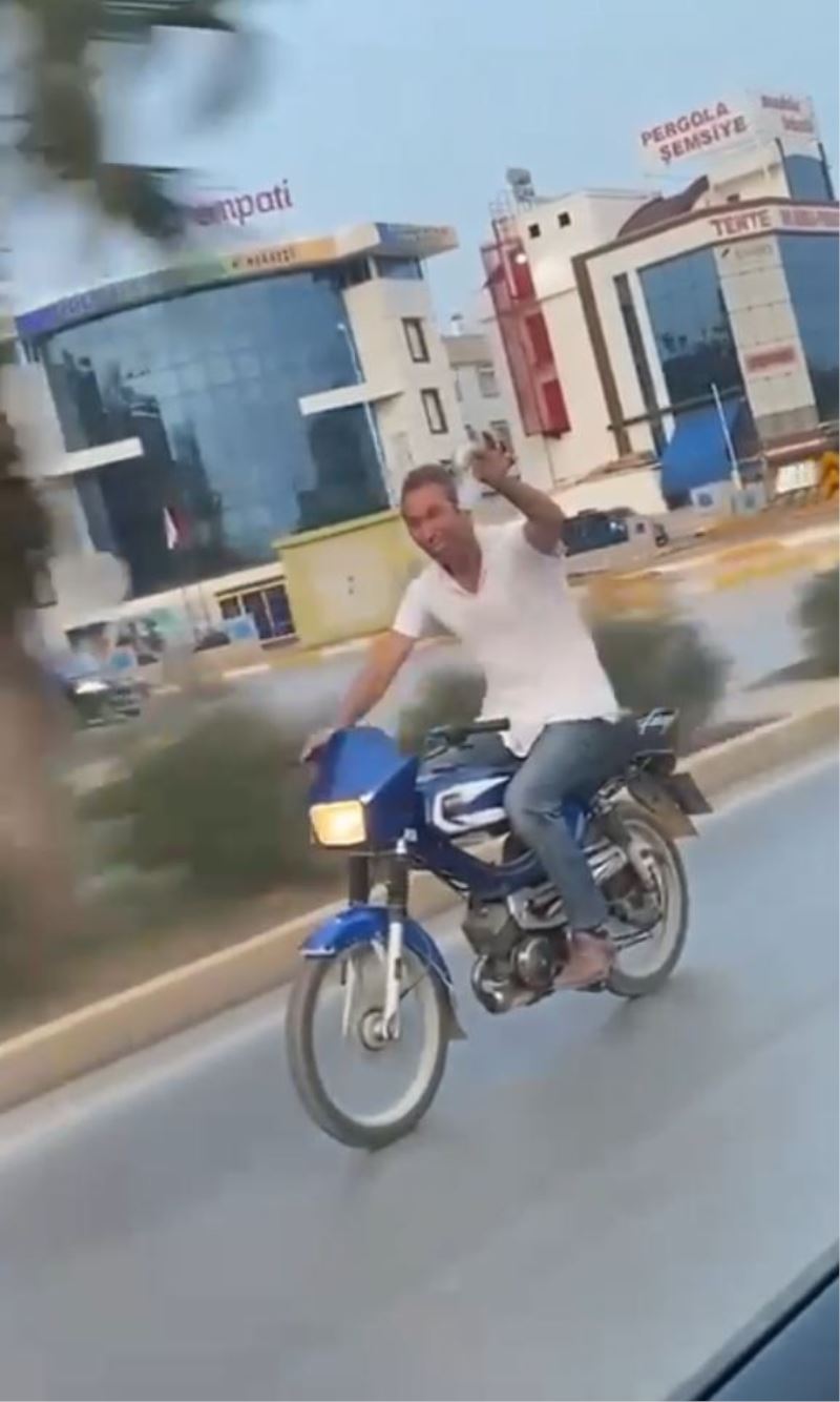 Alkol dolu bardakla motosiklet sürdü, kendisini çekenlere ‘şerefe’ dedi
