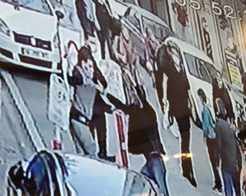 Sokak ortasında önce kalçasından sonra boynundan bıçakladı
