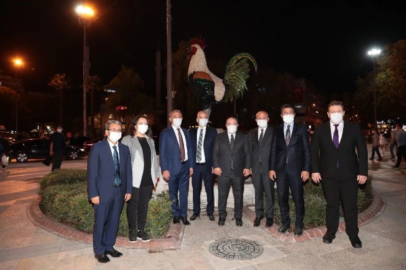 Sanayi ve Teknoloji Bakanı Varank, Denizli horozu önünde poz verdi
