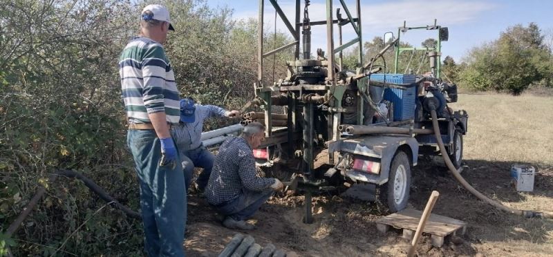 Mezarlığın çeşmelerinin akmadığı gördü, 21 metreden su çıkardı
