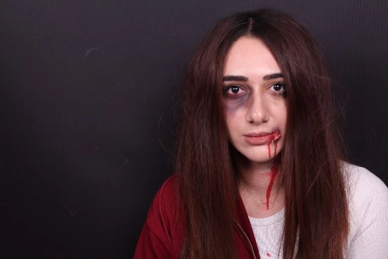 Yaptıkları makyaj ile şiddet gören kadınların seslerini duyurmaya çalışıyorlar
