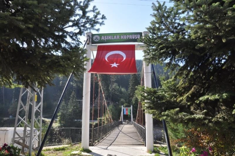 Aşk ve sevginin sembolü Aşıklar Köprüsüne Azerbaycan bayrağı asıldı
