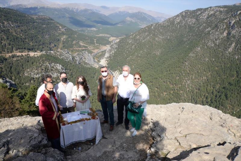 Uçurumun kenarında nikah kıydılar