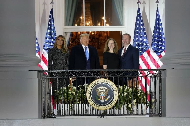 ABD’de Yüksek Mahkeme’ye atanan Barrett göreve başladı
