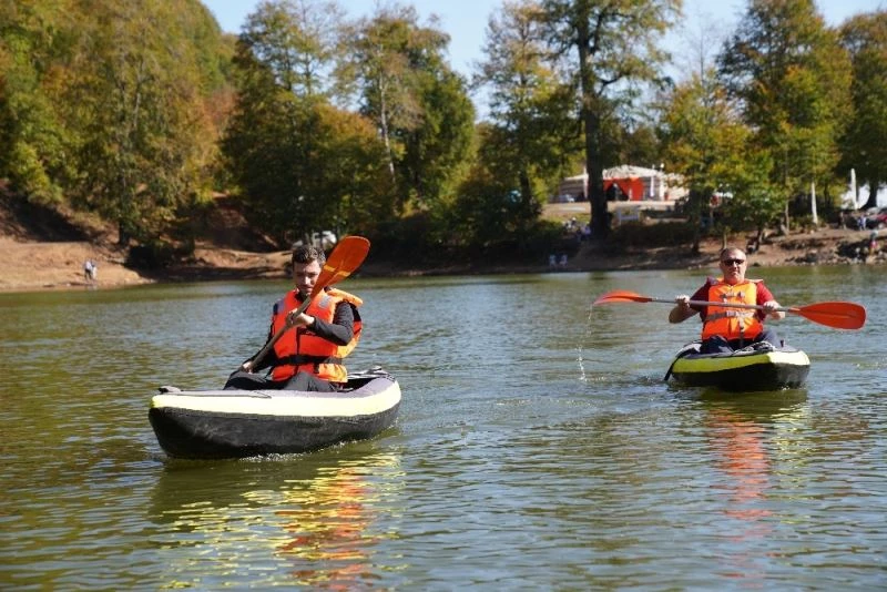 Doğası ile hayran bırakan gölde kano keyfi

