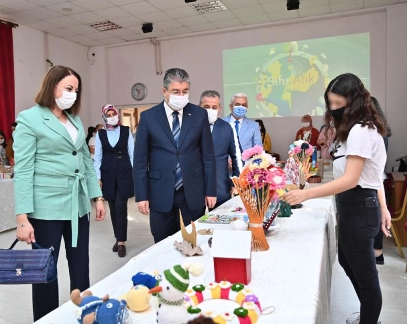 Çocuklar, atık materyalleri sanat eserine dönüştürdü
