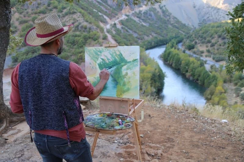 Hiçbir eğitim almadı, çizdiği resimlerle dikkat çekiyor
