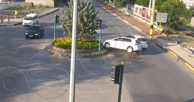 Trafik ışıklarının çalışmadığı kavşaktaki iki otomobilin çarpışma anı kamerada
