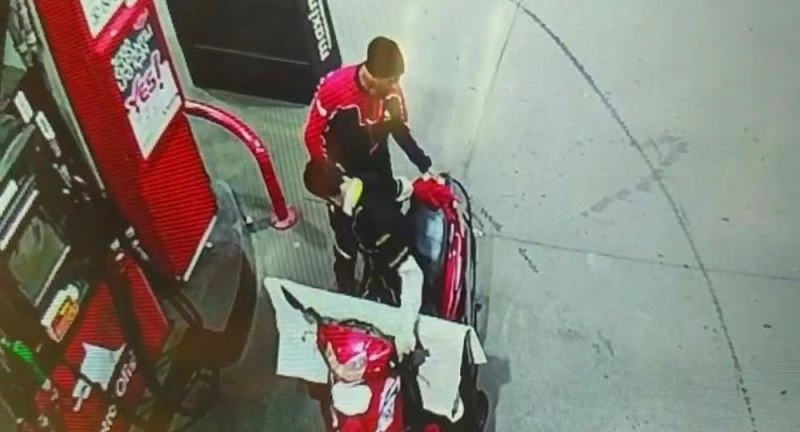 (Özel) Maskeli ve üniformalı hırsız kamerada
