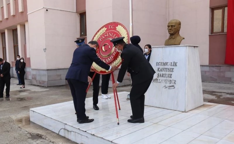 Cumhuriyetin 97. yıl dönüm etkinlikleri çelenk sunumuyla başladı
