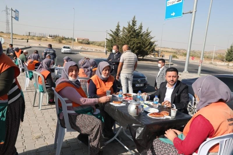 Çaylar ve simitler Rasim başkandan
