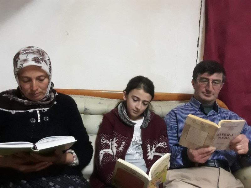 Köy okulu öğrencilerinden “Ailem ile kitap okuyorum” projesi
