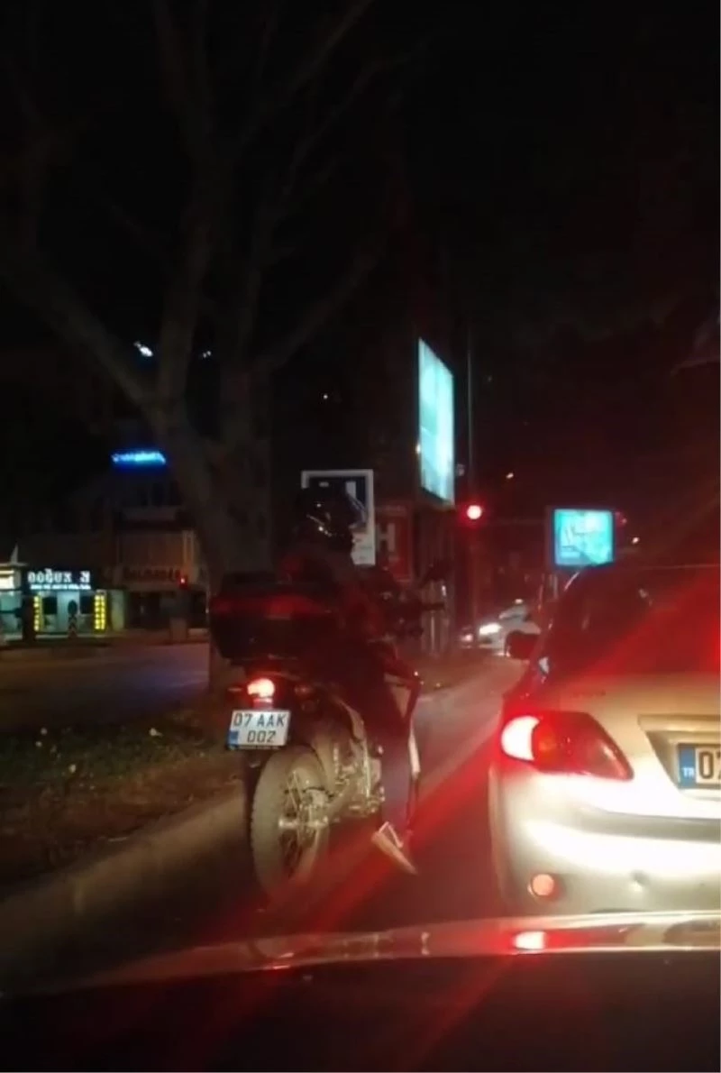 Motosikletli sürücünün kırmızı ışıktaki çılgın dansı otomobil sürücülerini güldürdü
