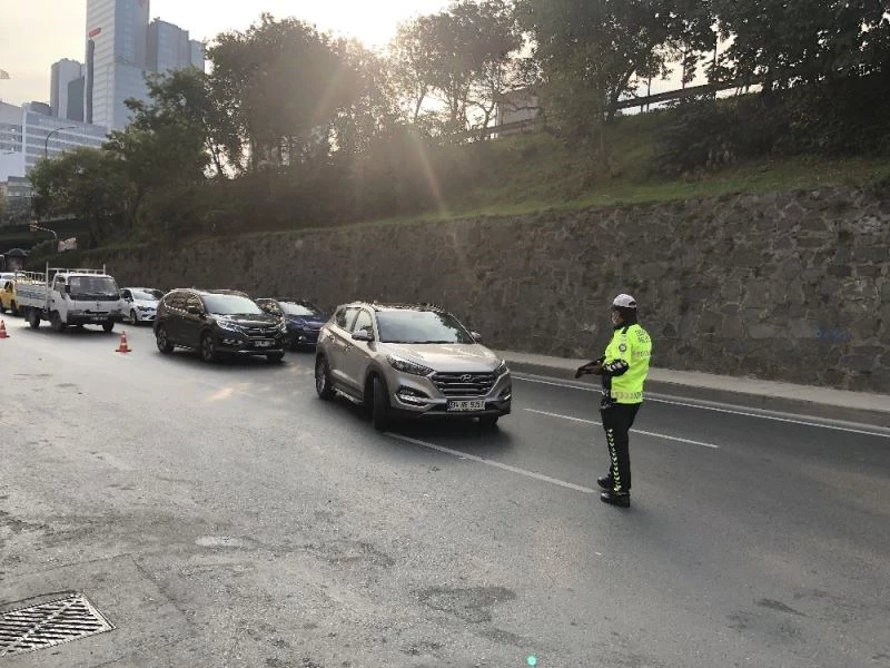 (ÖZEL) Karantinada olması gerekirken direksiyon başına geçen sürücü, polis ekiplerine yakalandı
