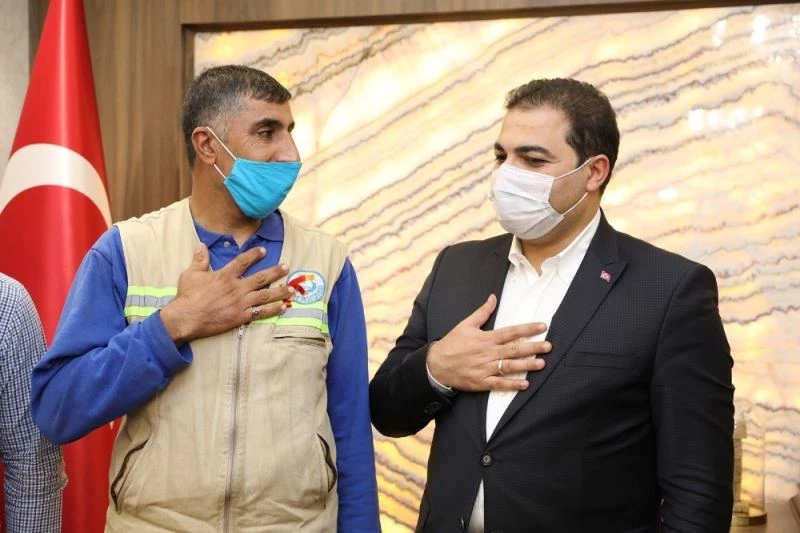 Bulduğu parayı sahibine ulaştıran temizlik işçisi ödüllendirildi
