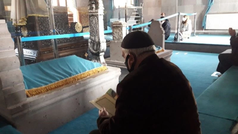 Harakani Hazretleri’nin türbesine kandilde ziyaretçi akını
