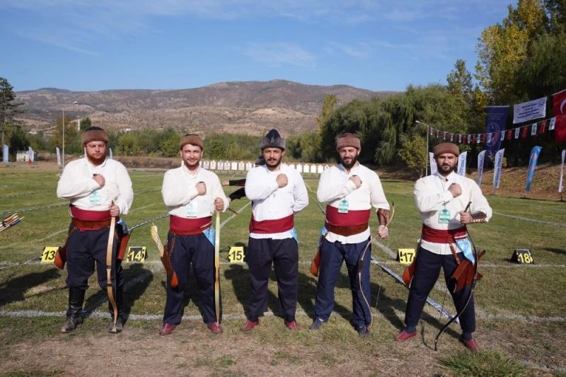 Bayburt Üniversitesi Gençlik ve Spor Kulübü kemankeşleri oklarını zafere fırlattı
