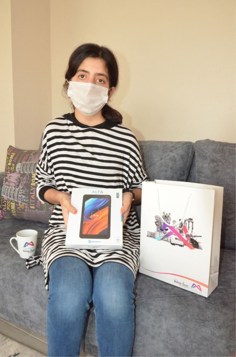 Büyükşehir Belediyesinden işitme engelli Suna’ya tablet bilgisayar
