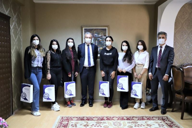 Azerbaycanlı tıp öğrencilerinden Rektör Akın’a ziyaret
