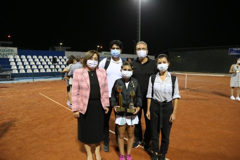 GKV’li  Ayda Akçayöz’den teniste çifte şampiyonluk kazandı
