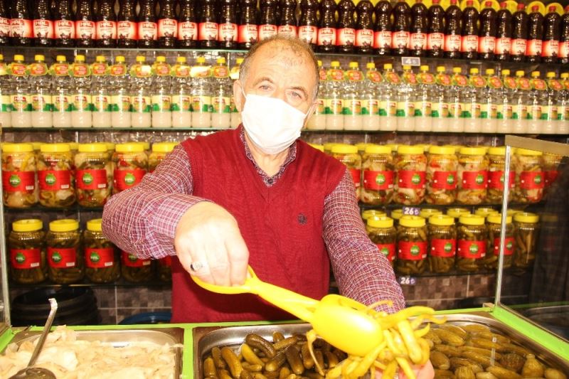 60 yıllık turşucu ’turşu nasıl kurulur’ tartışmalarına’ son noktayı koydu:
