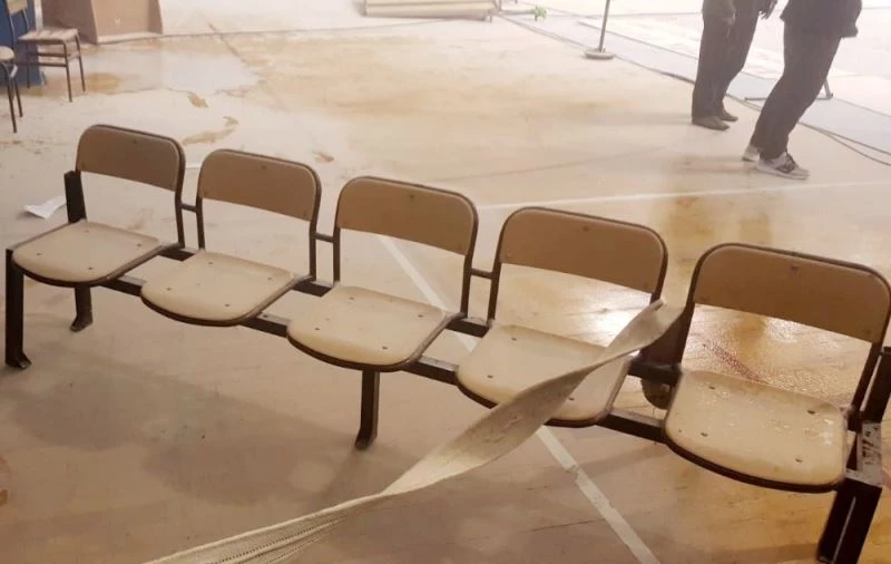 Zihinsel engelli genç, kapalı spor salonunu savaş alanına çevirdi
