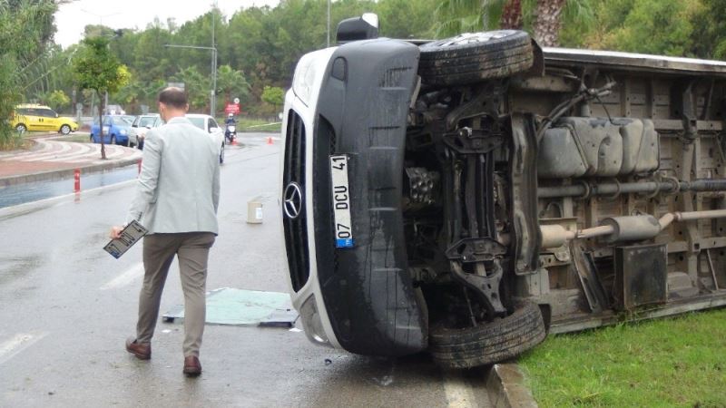 7 kişinin yaralandığı servis kazası sonrası araç plakasını ve otelin tabelasını sökme yarışı
