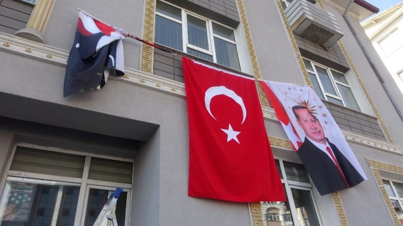 Katlanan Atatürk posteri için seferber oldular
