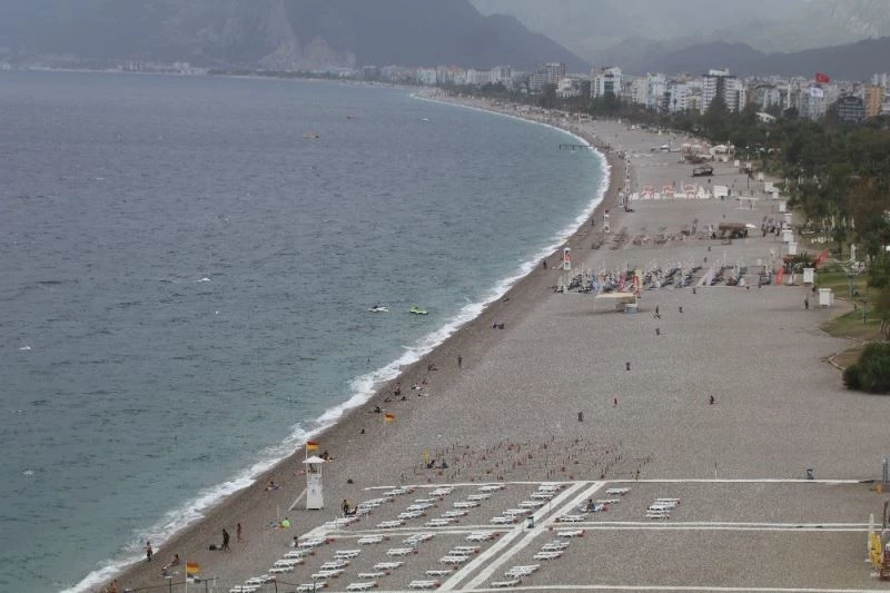 Rüzgar ve yağmur bulutları dünyaca ünlü sahili boşalttı
