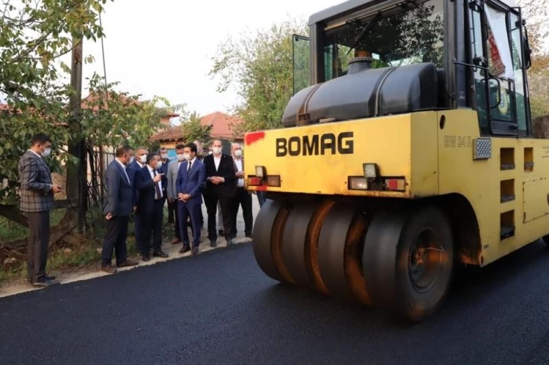 Çilimli’de devam eden asfalt çalışmaları incelendi
