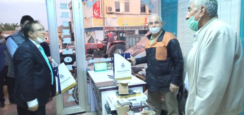 Başkan Kazgan’dan esnafa maske ve Türk bayrağı
