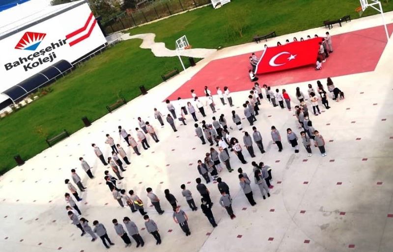 Minik öğrenciler Türk Bayrağı koreografisi ile Cumhuriyet Bayramını kutladı
