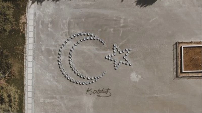 Yüzlerce jantla ay ve yıldızın buluşması
