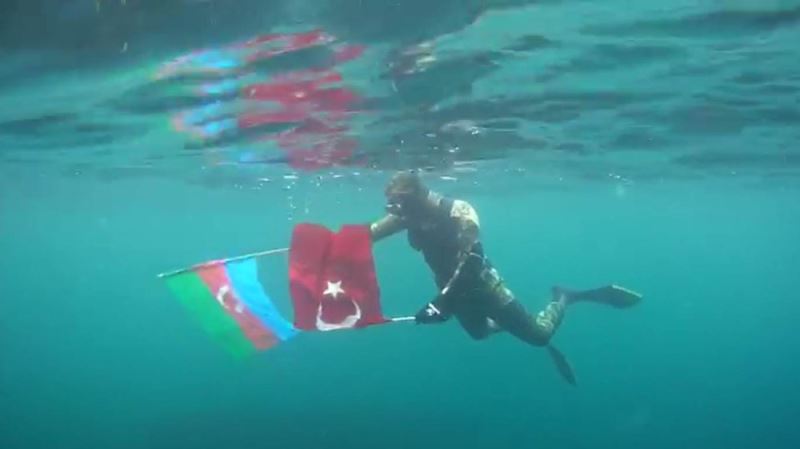 Türk ve Azerbaycan bayraklarıyla dalış yaptı
