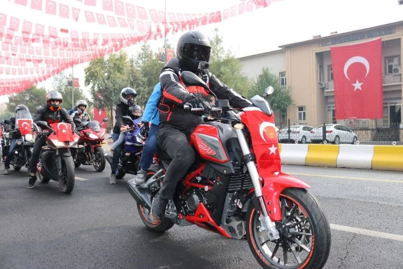 Motor tutkunları, cumhuriyetin 97’nci yıl dönümü için Türk bayraklarıyla Diyarbakır’ı turladı
