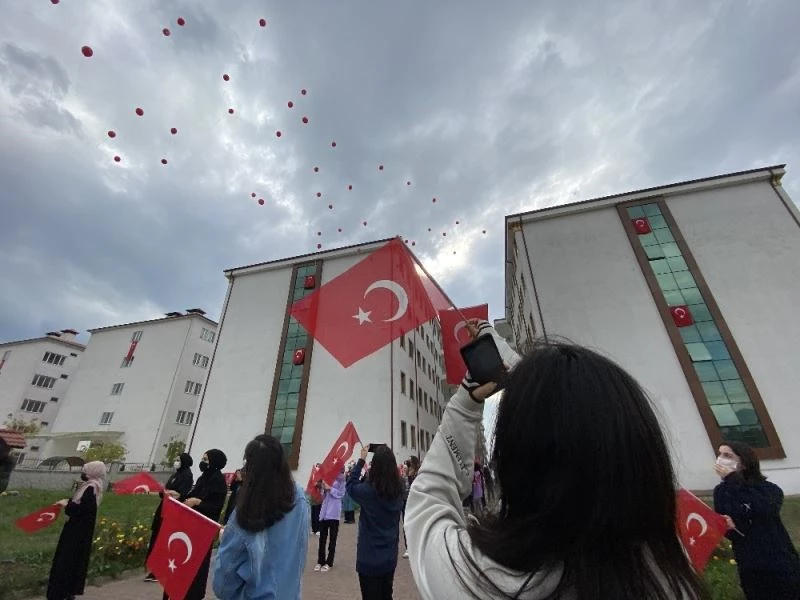 97 öğrenci Cumhuriyetin 97. yılında 97 balonu gökyüzü ile buluşturdu
