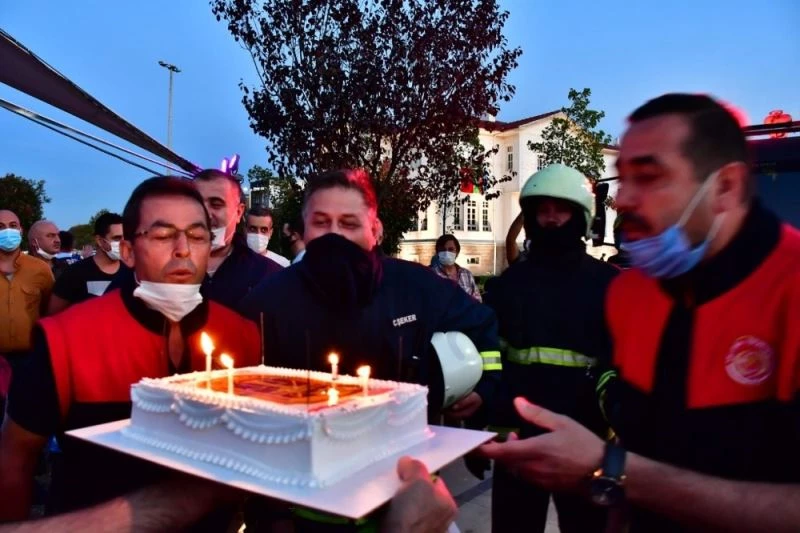 Bu kez alevleri değil pastanın üstündeki mumları söndürdüler
