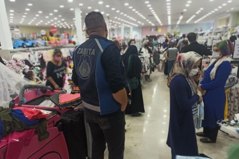 Alışveriş yaparken sosyal mesafeyi unuttular
