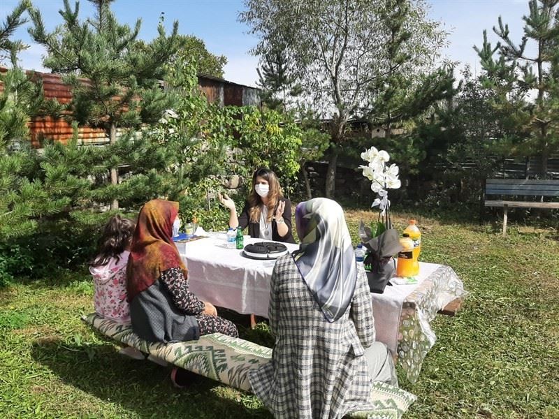 Vali Hüseyin Öner’in eşi Zehra Mine Öner, Göle ilçesinde Şehit ailesi ve kadın esnaf ziyaretinde bulundu
