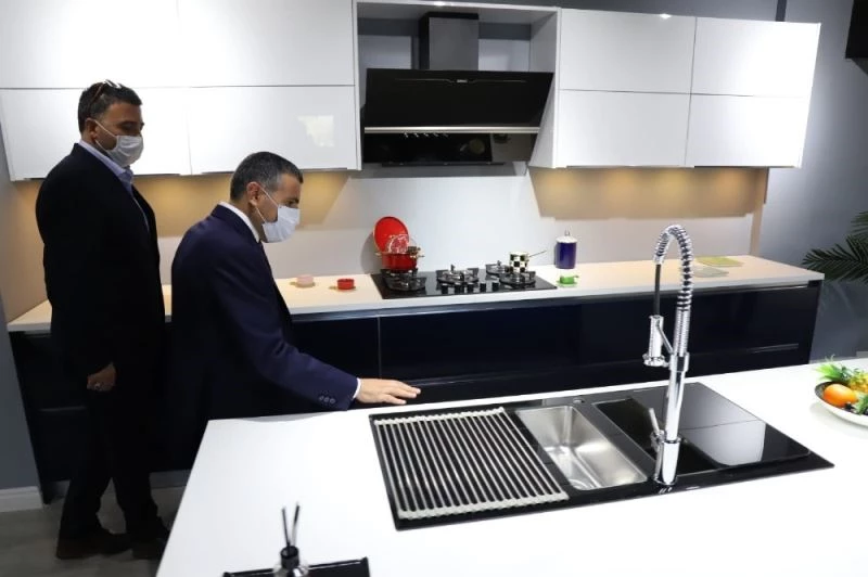 Mutfak dolabı üretim fabrikasında inceleme
