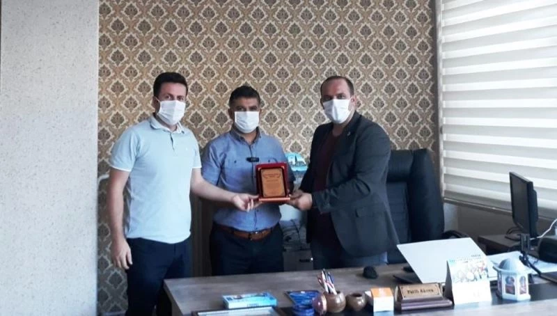 Hizmetleri plaketle ödüllendirildi
